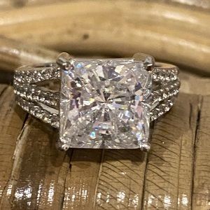 🩷FAUX PRINCESS CUT SILVER COCKTAIL RING